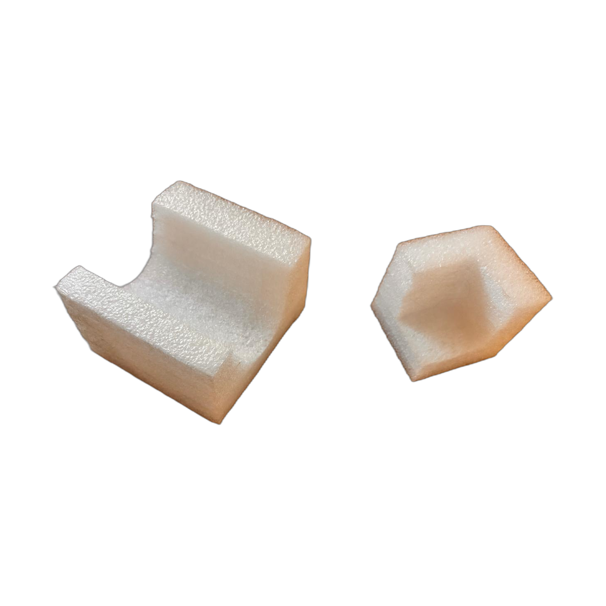 Esquineros de foam y pieza de foam troquelada.